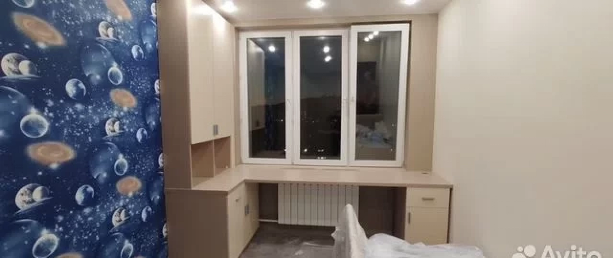 Рабочая зона у окна, школьный стол у окна для дома