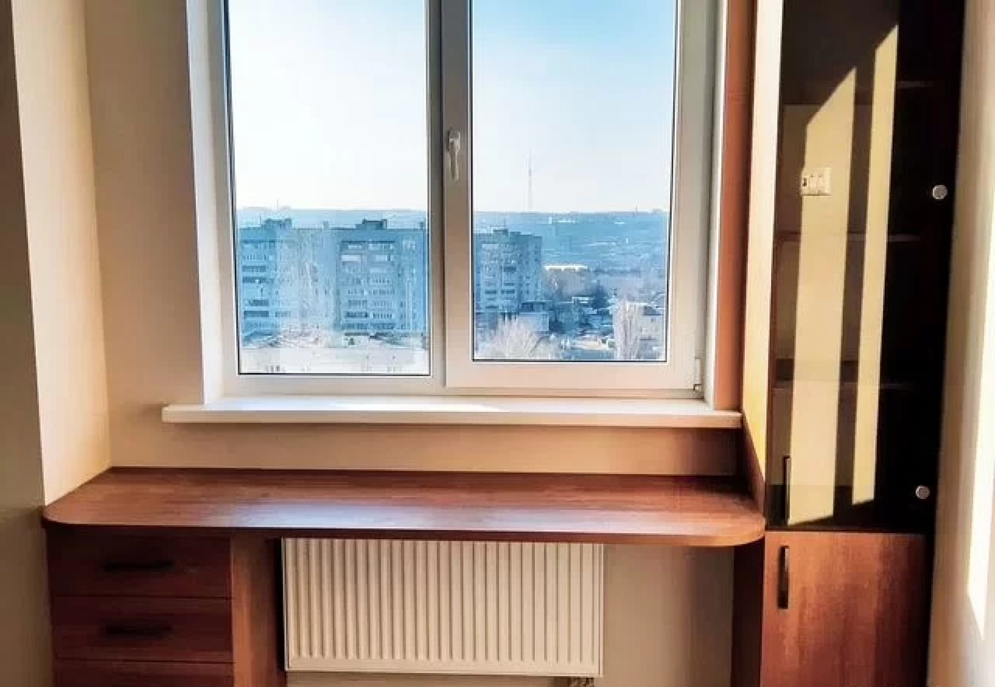Рабочая зона у окна на заказ со шкафом и столом