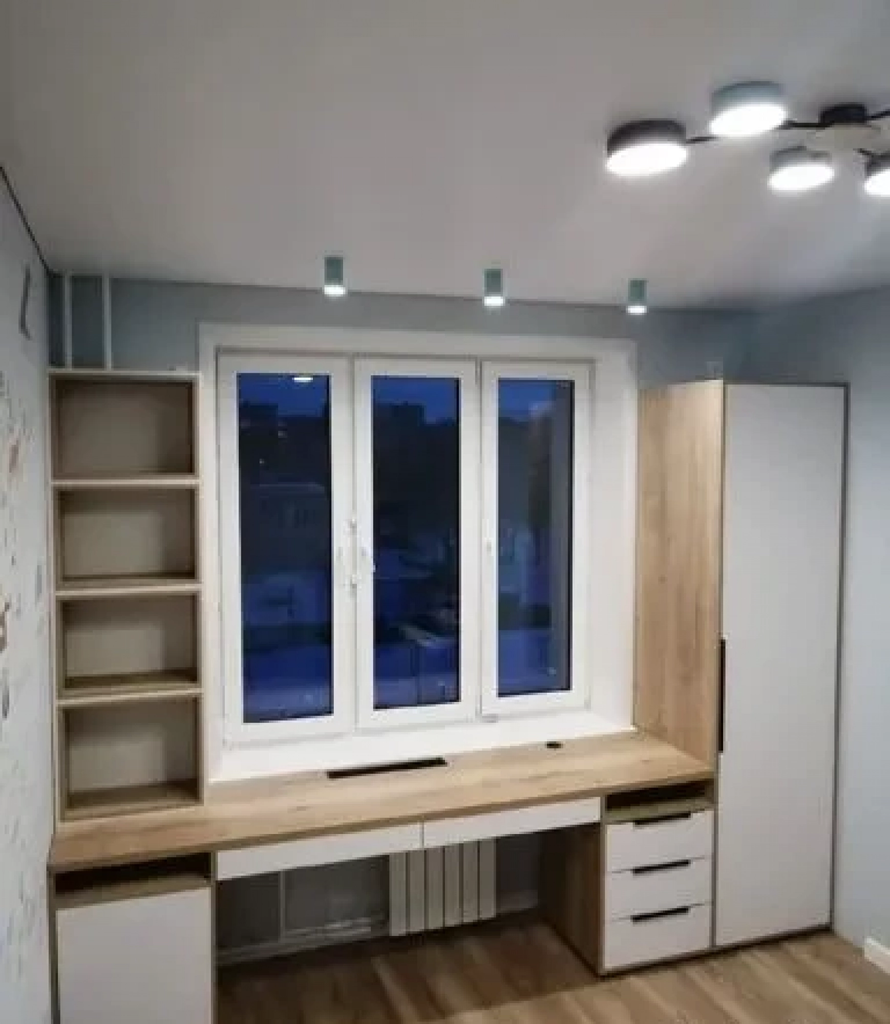 Рабочая зона у окна со шкафом на заказ