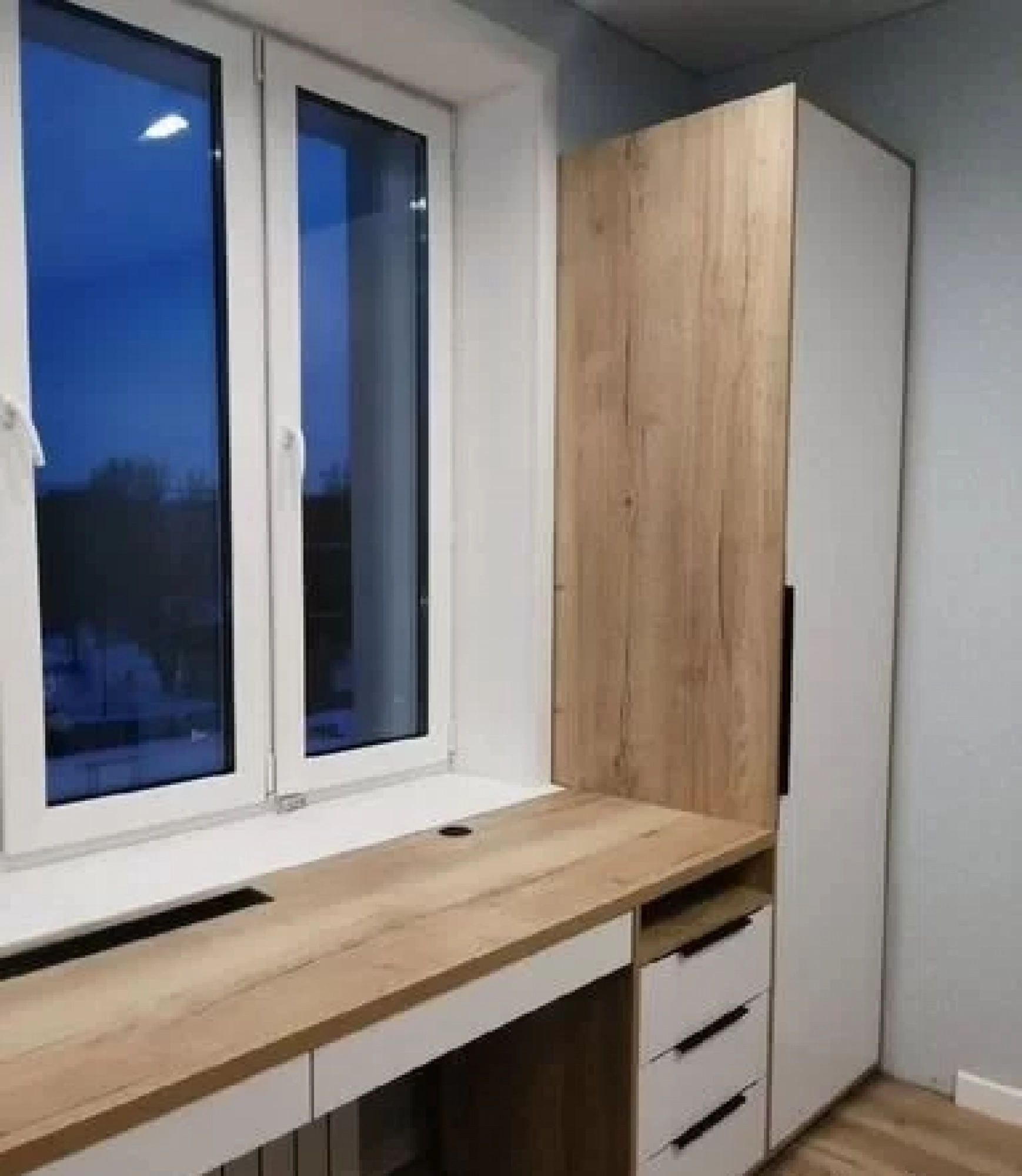 Рабочая зона у окна со шкафом на заказ