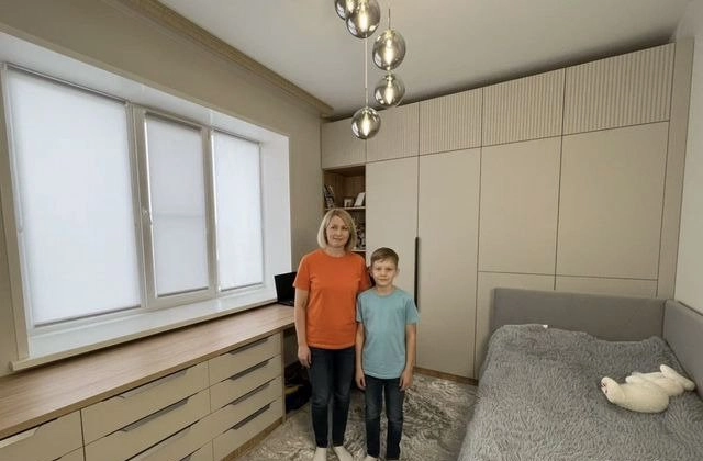 Письменная зона у окна для школьника на заказ
