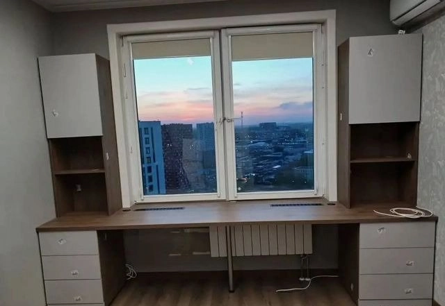 Рабочая зона у окна на заказ со шкафом под размер