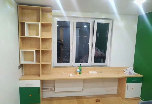 Рабочая зона с распашным шкафом под размер на заказ